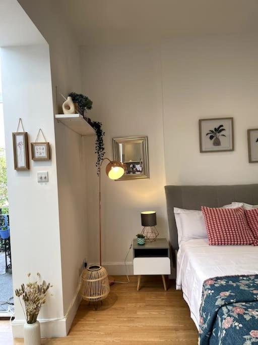 Cute&Cozy Studio Apt In Barons Court Londra Esterno foto